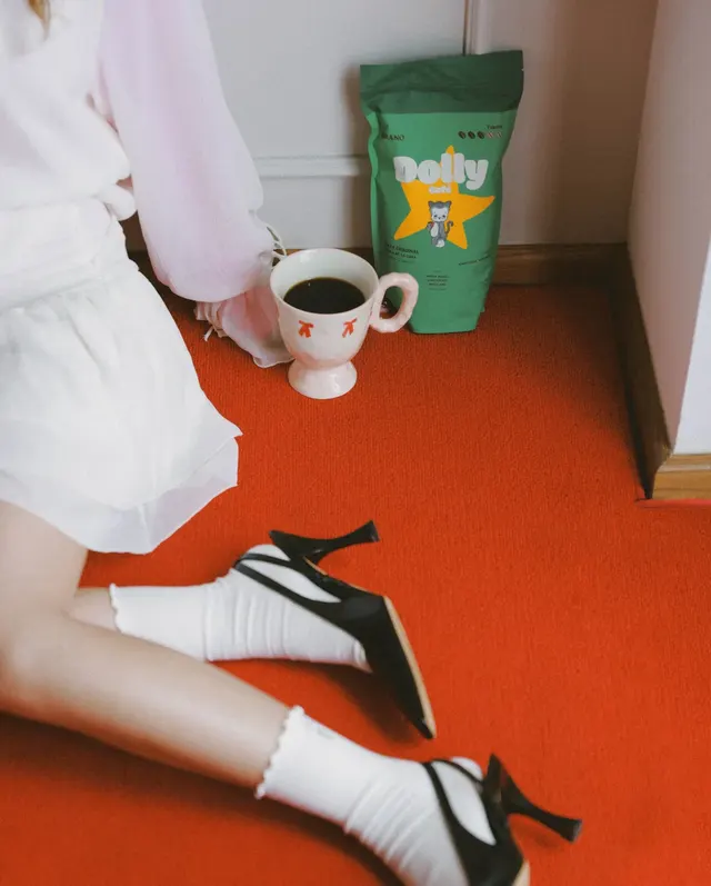 Kass Quezada con una taza de Dolly Café