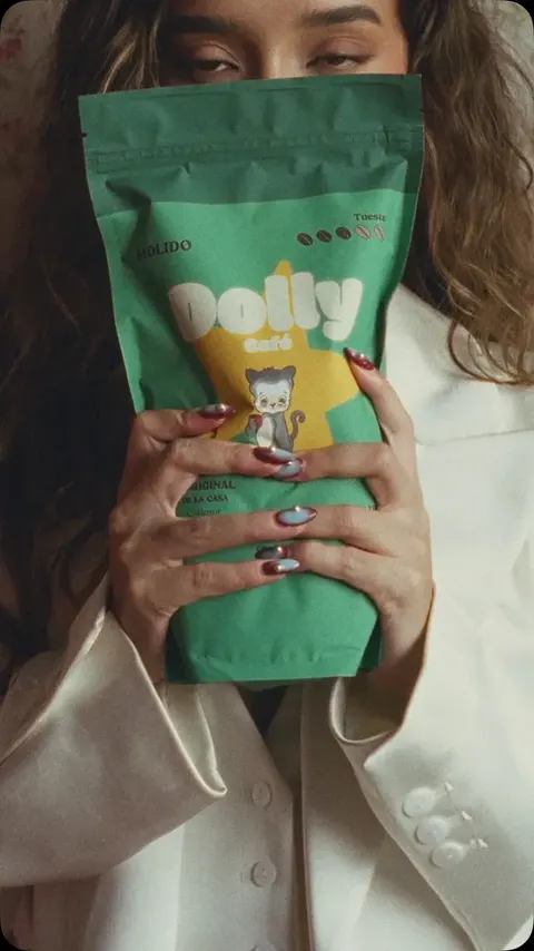 Kass Quezada con una bolsa de Dolly Café en el video del restock