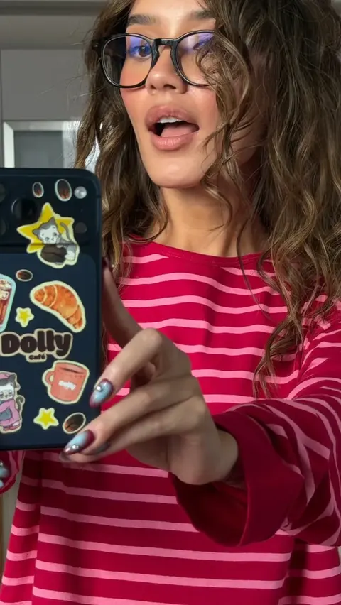 Kass Quezada en el video de unboxing del kit de Dolly Café