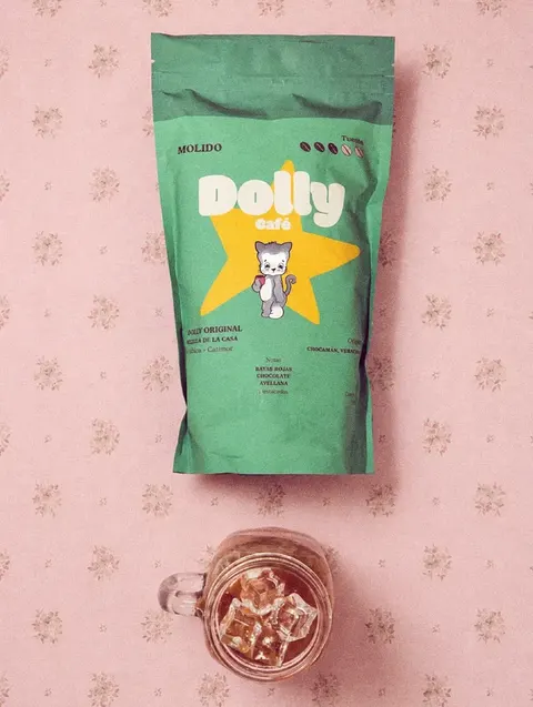 Bolsa de Dolly Café sobre fondo rosa