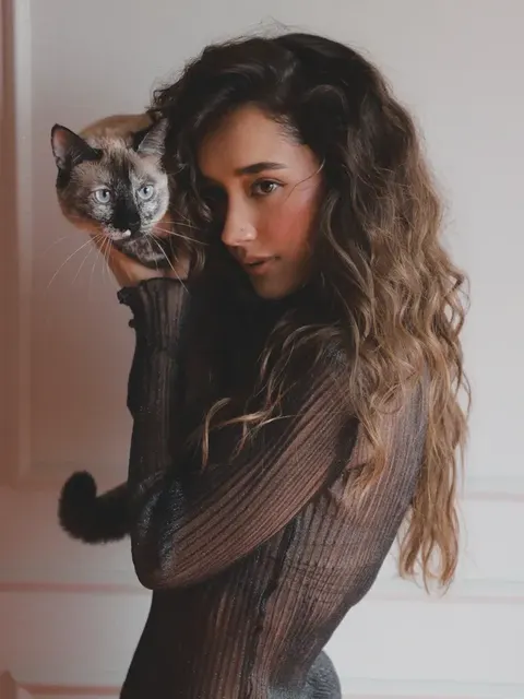 Kass Quezada con su gato en el primer teaser de Dolly Café