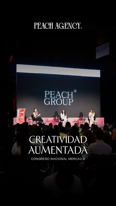 Panel de Peach Agency en el Congreso Nacional de Merca 2.0, con Peach Group en la pantalla del escenario