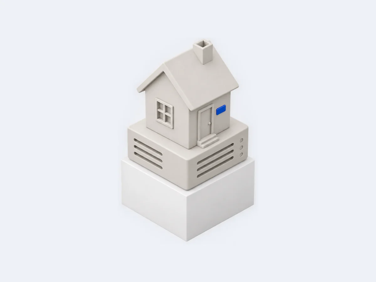 Figura de arcilla blanca: una casita sobre un pedestal, que representa el hosting, con una placa de dirección azul, que representa el dominio