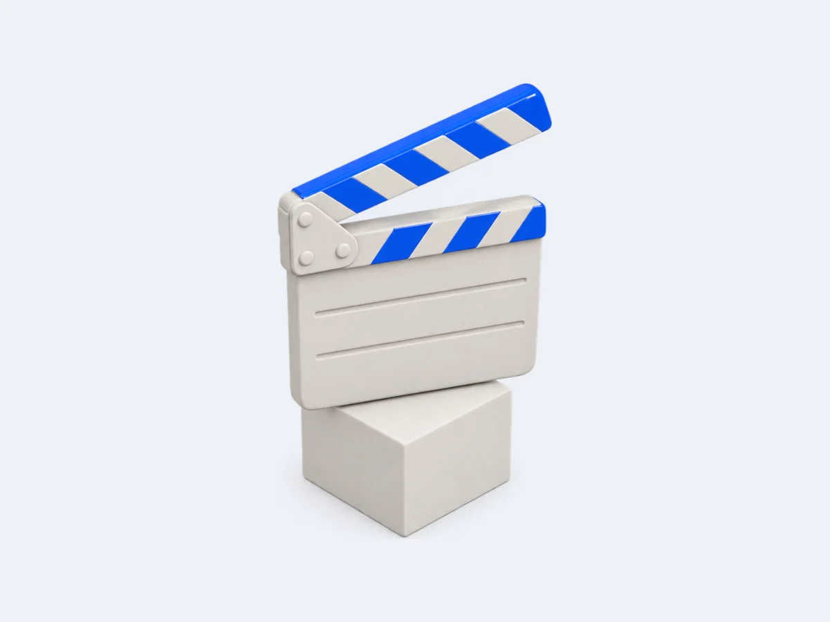 Figura de arcilla blanca: una claqueta de cine sobre un pedestal, con la barra superior azul